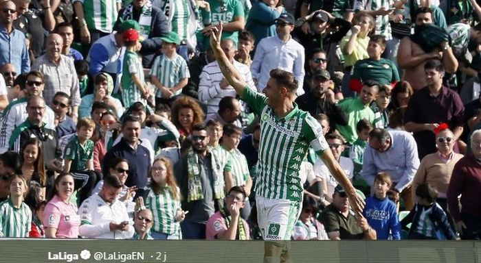 Kapten Real Betis, Joaquin Sanchez, merayakan hat-trick yang ia cetak ke gawang Athletic Bilbao dalam laga Liga Spanyol pekan ke-16 pada 8 Desember 2019 di Stadion Benito Villamarin, Sevilla.