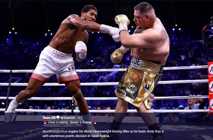 Aksi Anthony Joshua saat memukul Andy Ruiz Jr dalam pertandingan ulang untuk perebutan gelar kelas berat di Diriyah Arena, Ad Diriyah, Arab Saudi, Minggu (8/12/2019).