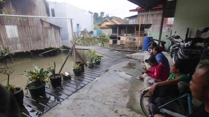PENEMUAN MAYAT - Lokasi penemuan mayat tanpa kepala di kolong rumah warga Jalan Antasari 2 Gang 3, Samarinda Ulu, Minggu (8/12/2019).