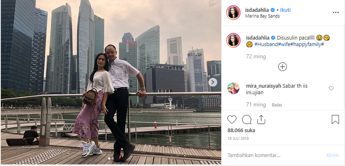 Iis Dahlia dan suami saat berlibur