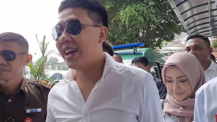 Pablo Benua dan Rey Utami jelang sidang perdana kasus vlog 'ikan asin' di Pengadilan Negeri Jakarta Selatan, Senin (9/12/2019).