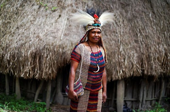 Salomina Pabika memakai pakaian lengkap yang terbuat dari noken di Jalan Anelagak Hotel Jerman, Kampung Yumugima, Distrik Siepkosi, Kabupatten Jayawijaya, Papua. Dalam bahasa lokal Siepkosi, seni merajut noken ini disebut Suitarekh yang mengandalkan serat dari pohon Digi dan Genemo sebagai bahan baku benangnya.