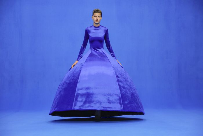 Tren Fashion 2020: Tips Mix and Match Warna Classic Blue yang Jadi Tren