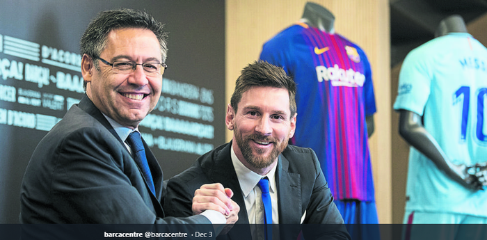Josep Maria Bartomeu (kiri) dan Lionel Messi, saat penandatanganan kontrak sang bintang pada 2017. Bartomeu kini terancam pidana korupsi akibat Skandal Negreira.