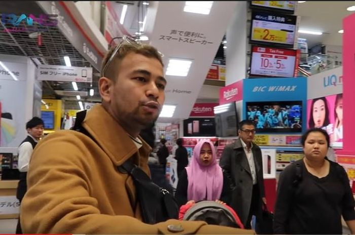 Raffi Ahmad saat mencarikan Iphone 11 Pro untuk karyawannya