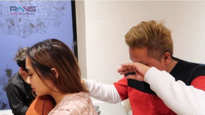 Merry menangis dapat hadiah iPhone 11 Pro dari Raffi Ahmad dan Nagita Slavina