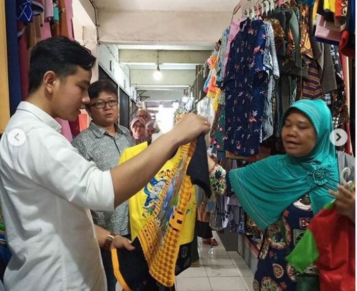 Gibran berbincang dengan penjual baju.