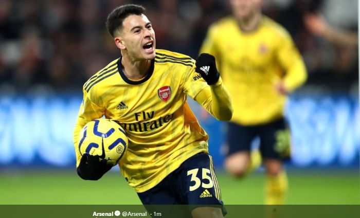 Striker muda Arsenal, Gabriel Martinelli, menyarangkan bola ke gawang West Ham United pada laga Liga Inggris pekan ke-16, Senin (9/12/2019), di Stadion London.