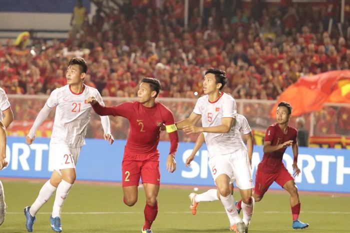 Kapten timnas U-22 Indonesia, Andy Setyo Nugrohom mengawal bek sayap kiri Vietnam, Doang Van Hau, pada final SEA Games 2019.