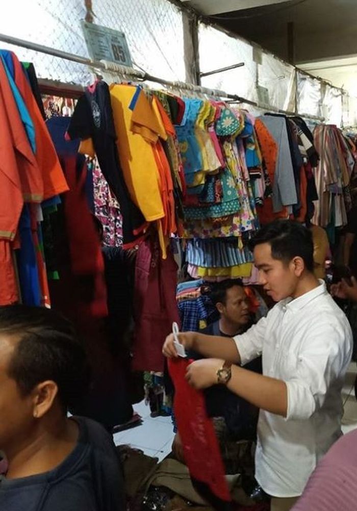 Gibran sedang membeli pakaian yang cocok untuk kedua anaknya.