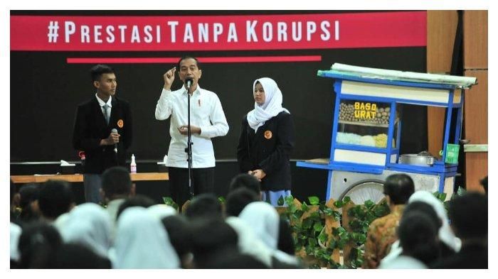Jokowi menyampaikan pesannya di pentas Hari AntiKorupsi