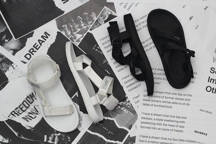 Model Sepatu Anti-Repot yang Cocok dan Nyaman untuk Traveling: Strap Sandals