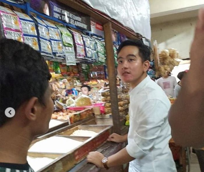 Gibran menyambangi toko sembako di pasar tradisional.
