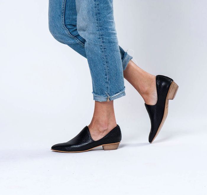 Model Sepatu Anti-Repot yang Cocok dan Nyaman untuk Traveling: Flat Shoes