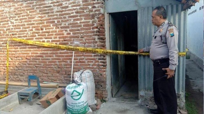 Anggota Polsek Mejayan, Madiun, menunjukan kamar mandi yang digunakan siswi SMK, MS melahirkan bayinya.