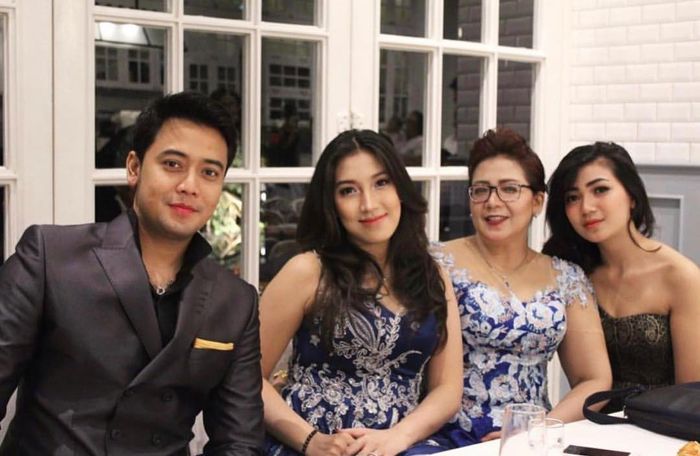 Potret Kriss Hatta bersama ibu dan kedua adiknya