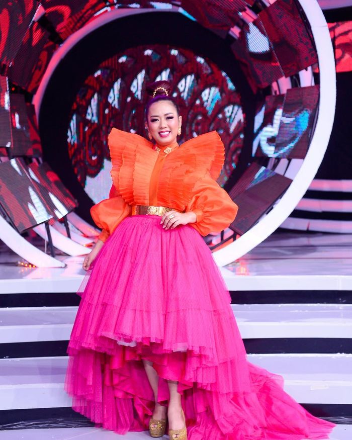 Tampilan Soimah kenakan dress yang sama dengan Syahrini