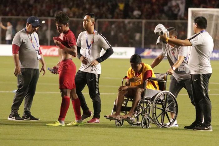 Gelandang timnas U-22 Indonesia, Evan Dimas, harus menggunakan kursi roda usai mengalami cedera di babak final SEA Games 2019.