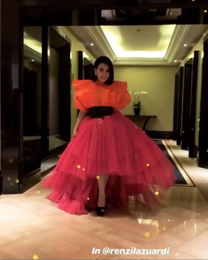 Tampilan Syahrini kenakan dress yang sama dengan Soimah