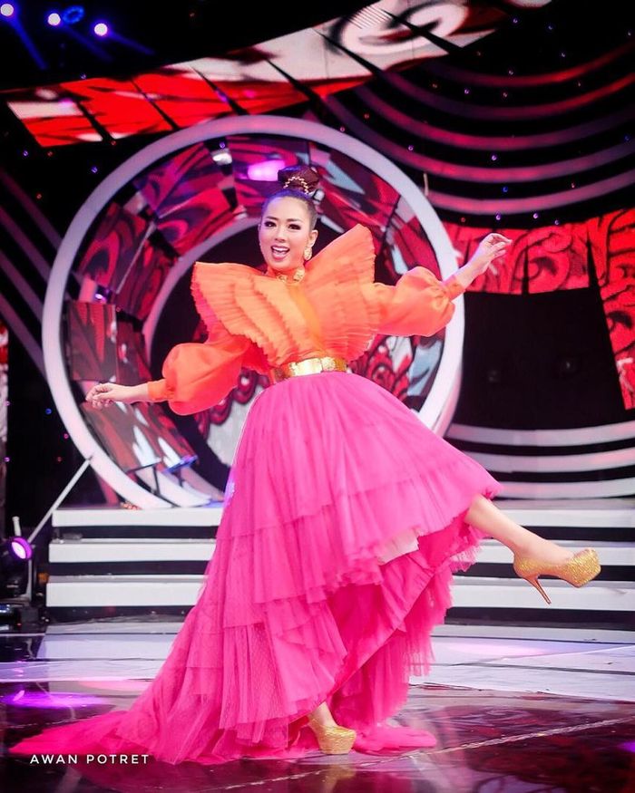 Soimah kenakan dress yang sama dengan Syahrini