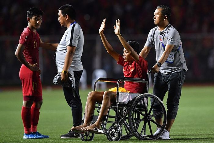 Pemain Timnas U-22 Indonesia Evan Dimas (kedua kanan) yang cedera menyapa suporter seusai Timnas Indonesia kalah dari Timnas Vietnam dalam final sepak bola putra SEA Games 2019 di Stadion Rizal Memorial, Manila, Filipina, Selasa (10/12/2019).