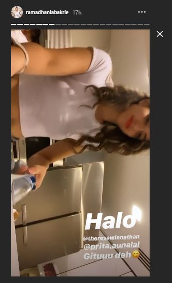 Nia Ramadhani sedang asyik menyetrika baju