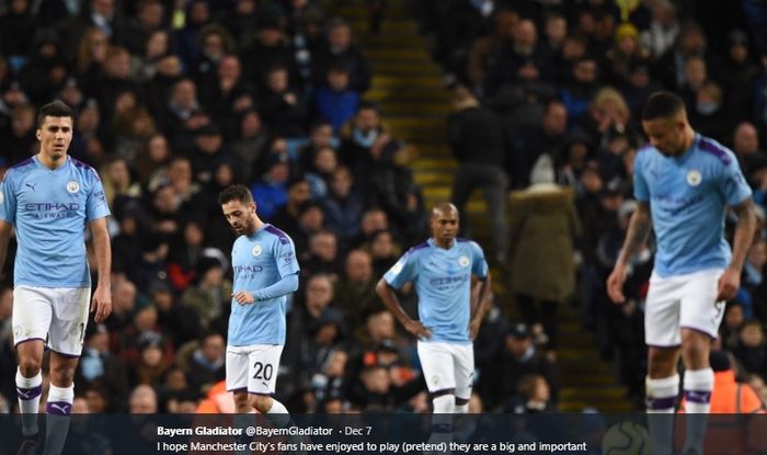 Para pemain Manchester City tampak tertunduk lesu usai mereka ditaklukkan Manchester United pada laga derbi Manchester, Sabtu 97/12/2019).