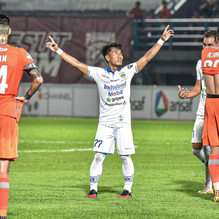 Gelandang Persib Bandung, Ghozali Siregar, merayakan golnya ke gawang Borneo FC di Stadion Segiri, Rabu (11/12/2019).