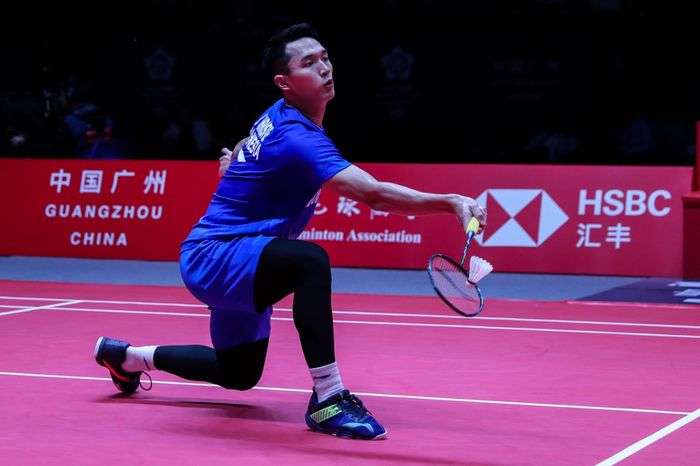 Pebulu tangkis tunggal putra Indonesia, Jonatan Christie, saat bertanding melawan Anders Antonsen (Denmark) pada hari pertama penyisihan grup turnamen BWF World Tour Finals 2019 di Tianhe Gymnasium, Guangzhou, China, Rabu (11/12/2019).