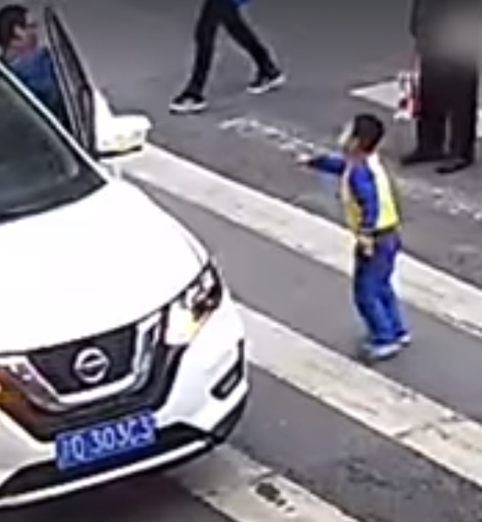 Anak kecil memaki sopir mobil yang tabrak ibunya.
