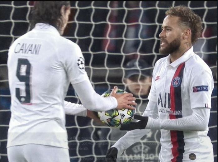 Penyerang Paris Saint-Germain, Edinson Cavani (paling kiri), menerima bola dari Neymar pada laga versus Galatasaray di Liga Champions.