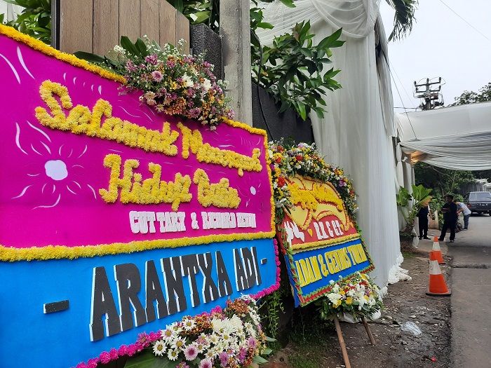 Saat dipantau tim Grid.ID, lokasi pernikahan sudah terdapat karangan bunga yang bertuliskan 'Selamat Menempuh Hidup Baru untuk Cut Tari dan Richard Kevin'.