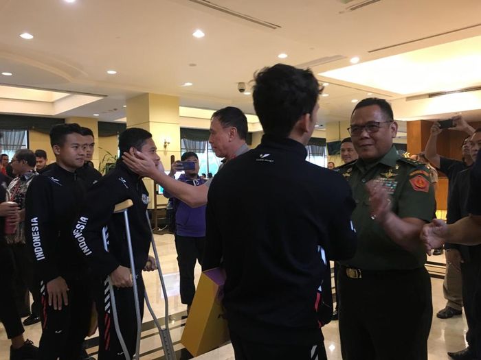 Evan Dimas dihibur Ketua Umum PSSI, Mochamad Iriawan di Lobby Hotel Sultan, Jakarta, Kamis (12/12/2019).