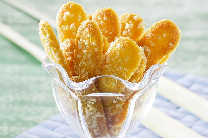 Hidangan lidah kucing, kue kering enak dan renyah yang cocok disajikan untuk Lebaran.