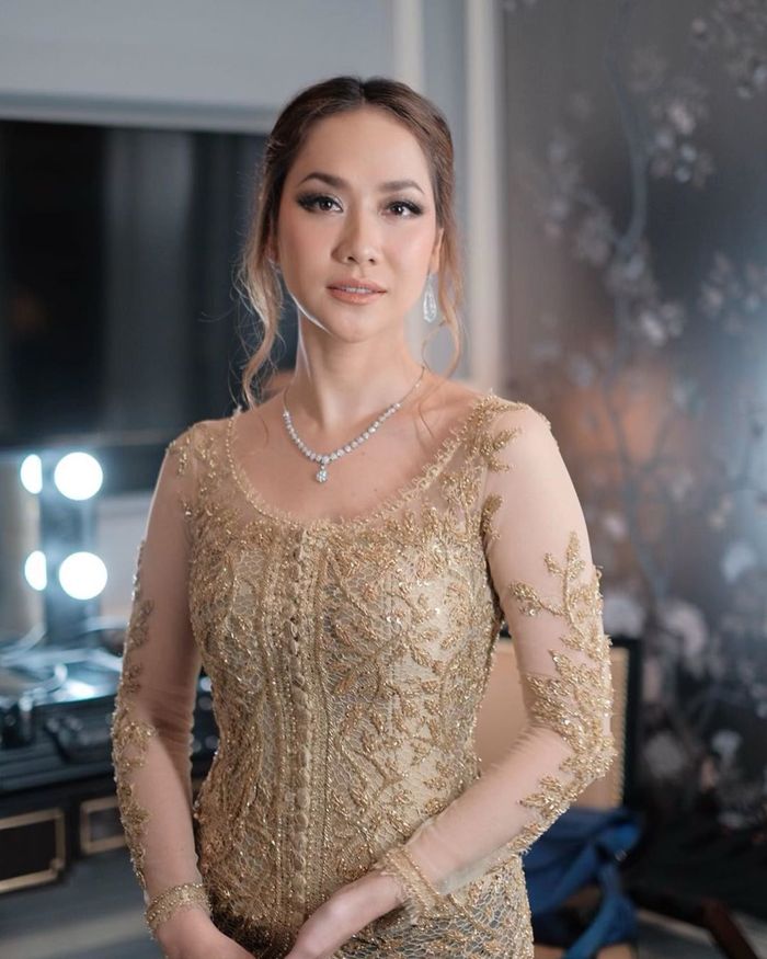Tampilan mewah dan anggun BCL dengan kebaya
