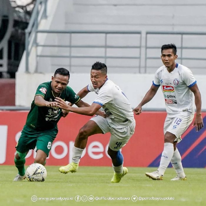 Suasana pertandingan Persebaya Surabaya kontra Arema FC di Stadion Gelora Bung Tomo, Surabaya, Kamis (12/12/2019).