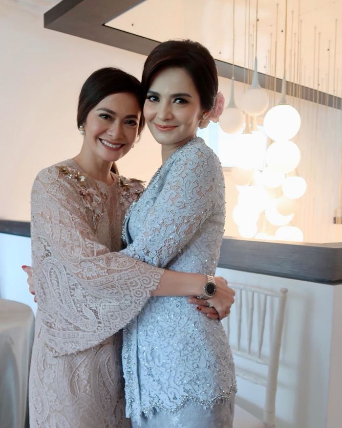 Cut Tari dan Ersa Mayori terlihat memesona dengan gaya makeup natural yang flawless
instagram.com/ersamayori