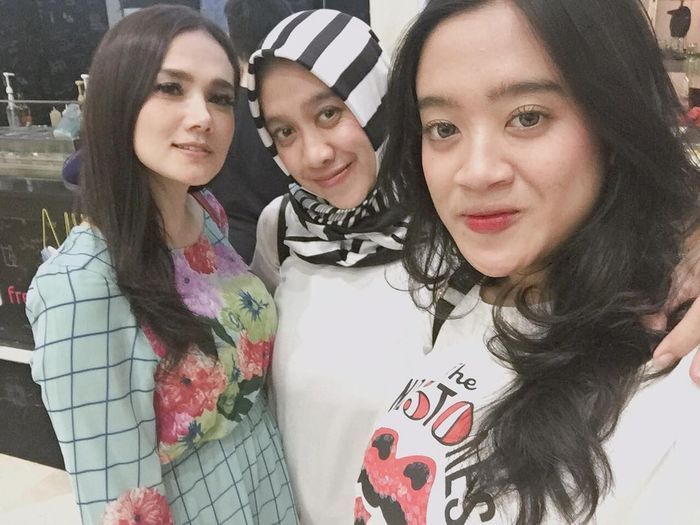 Mulan Jameela bersama istri mantan suaminya