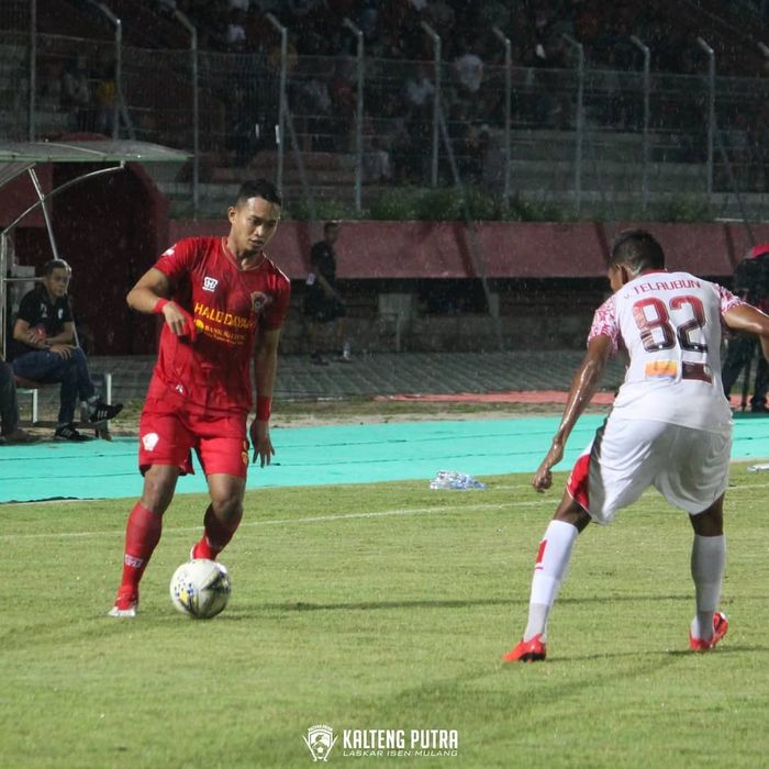 Pemain Kalteng Putra, Wasyiat Hasbullah (kiri), dijaga ketat pemain Persipura Jayapura, Valentino Telaubun, dalam laga pekan ke-32 di Stadion Tuah Pahoe, Palangkaraya, Kamis (12/12/2019).