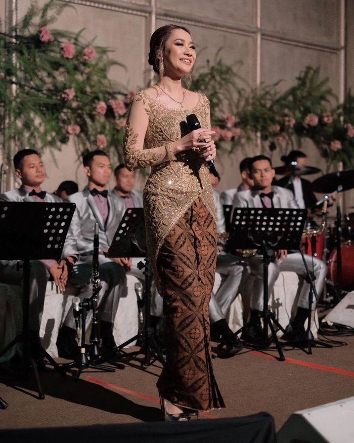 Tampilan BCL kenakan kebaya transparan