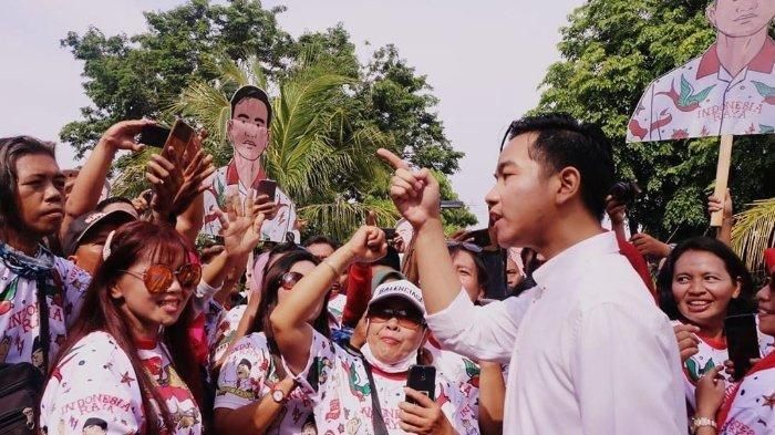 Jelang mendaftar sebagai Calon <a href='https://manado.tribunnews.com/tag/wali-kota-solo' title='Wali Kota Solo'>Wali Kota Solo</a> 2020, <a href='https://manado.tribunnews.com/tag/gibran-rakabuming' title='Gibran Rakabuming'>Gibran Rakabuming</a> Raka menyampaikan pidato politiknya untuk yang pertama kali di halaman Graha Saba Buana, Jalan Letjen Suprapto, Kelurahan Sumber, Kecamatan Banjarsari, Solo, Kamis (12/12/2019).