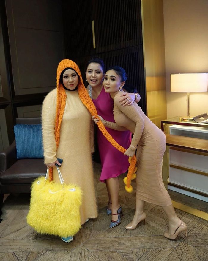 Penampilan seksi Yuni Shara pakai dress ketat warna kulit