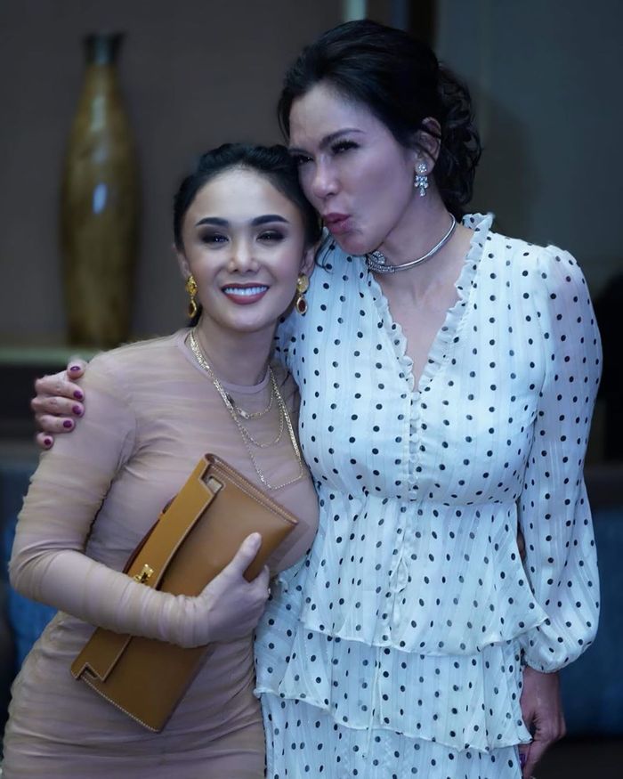 Yuni Shara terlihat memesona dengan gaya makeup bernuansa bold