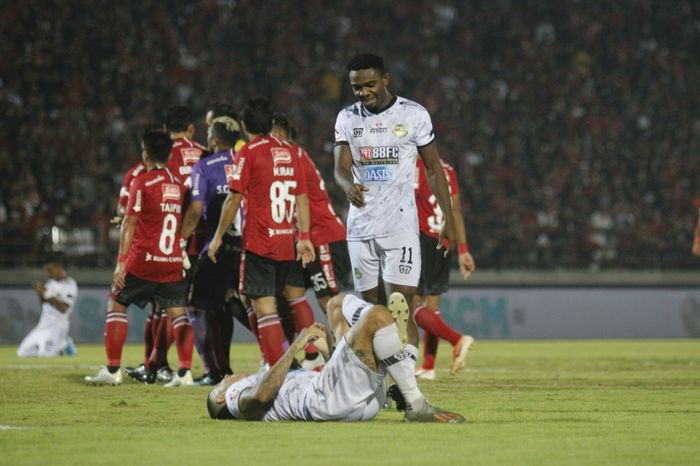 Osas Saha dan Ciro Henrique Alves merayakan kemenangan Tira-Persikabo di kandang Bali United, Stadion Kapten I Wayan Dipta, Gianyar, Kamis (12/12/2019).