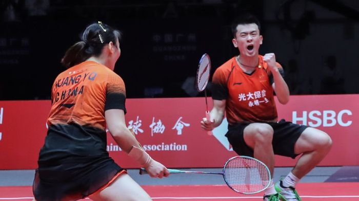 Pasangan ganda campuran China, Zheng Siwei/Huang Yaqiong, merayakan kemenangan pada matchday 3 Grup B BWF World Tour Finals 2019 di Tianhe Gymnasium, Guangzhou, China, Jumat (13/12/2019)