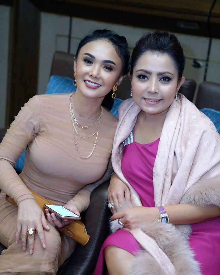 Yuni Shara tampil seksi dalam balutan busana bernuansa warna kulit atau nude