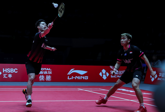 Pasangan ganda putra, Marcus Fernaldi Gideon/Kevin Sanjaya Sukamuljo beraksi saat menghadapi Hiroyuki Endo/Yuta Watanabe pada semifinal BWF World Tour Finals 2019 di Tianhe Gymnasium, Guangzhou, China, Sabtu (14/12/2019).