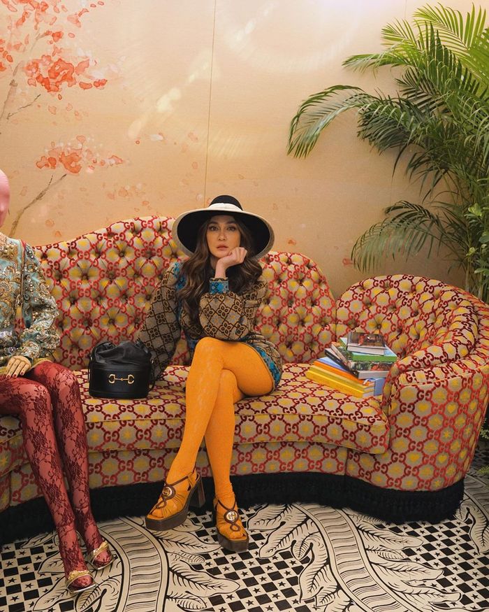 Luna Maya memadukan dress tersebut dengan pemakaian lace tights warna mustard yang membuat tampilannya terlihat seksi