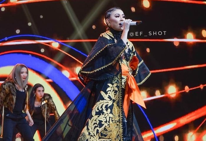 Tampilan Agnez Mo kenakan kebaya modifikasi karya Anne Avantie