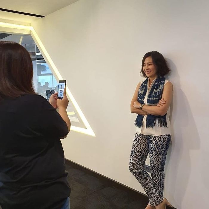 OOTD Veronica Tan dengan blus tanpa lengan